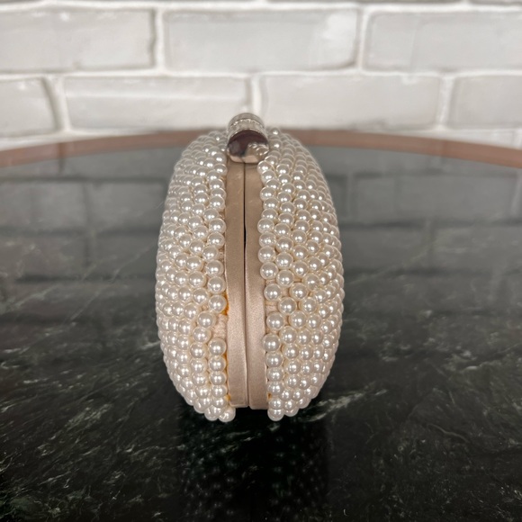 Sondra Roberts Pearl Egg Clutch - Picture 4 of 11
